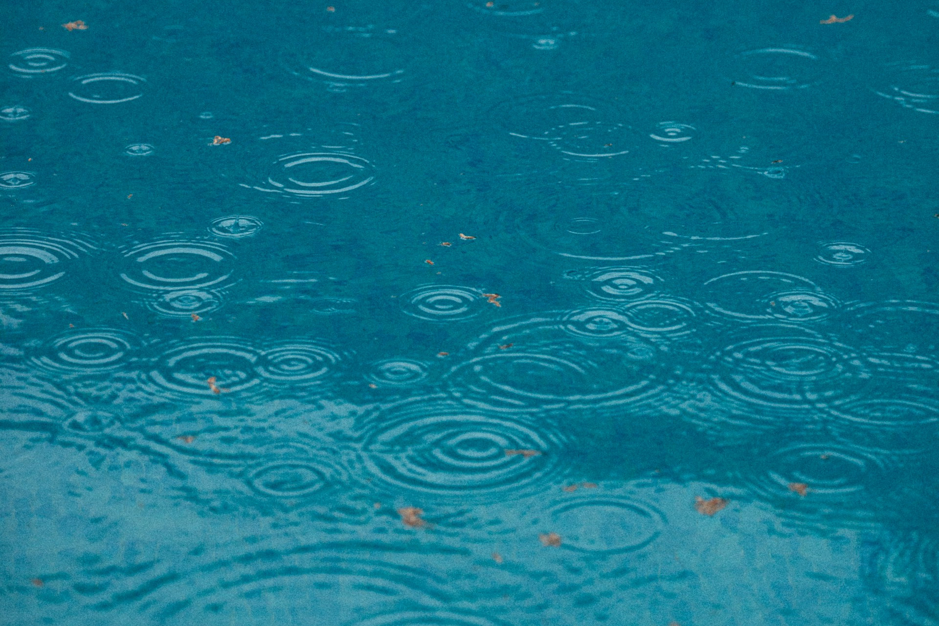 Wassertropfen auf einer Wasseroberfläche (c) Jan Willem / unsplash 